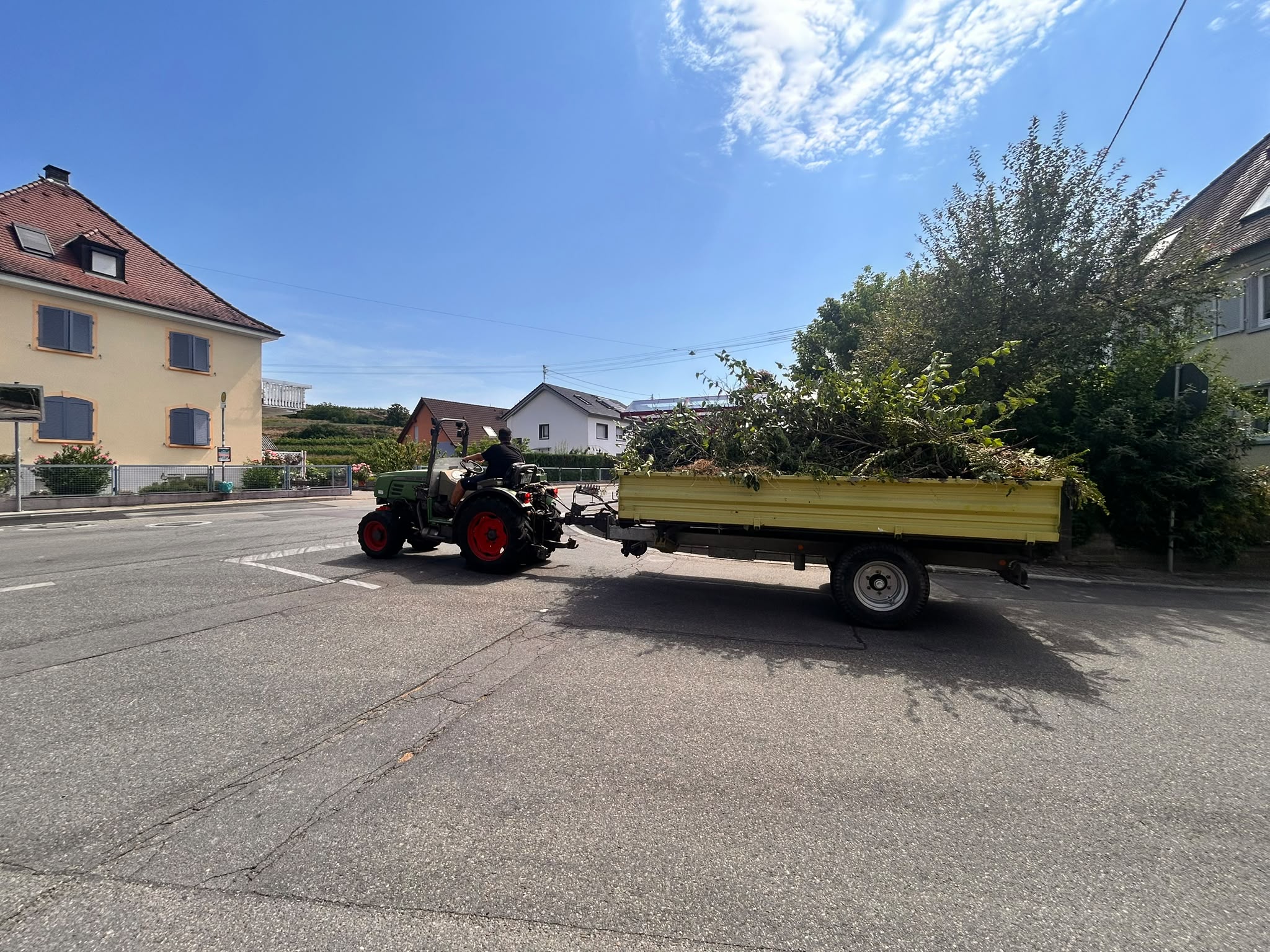 Kunzelmann & Göricke – Grüngut-Transport mit Traktor und Anhänger